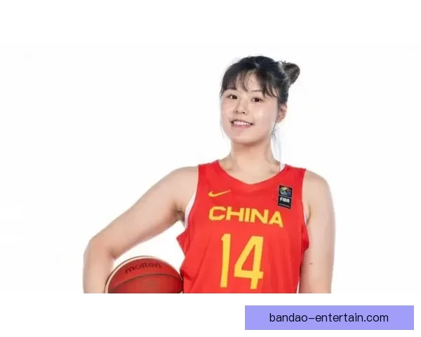 小宝生日快乐 李月汝分享庆祝照 自信微笑为自己干杯被爱环绕